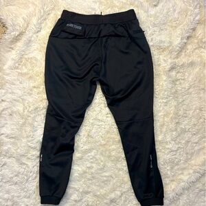 Born tough-size L-never used-zipper pockets-slim fit-towel slot-clip-key clip